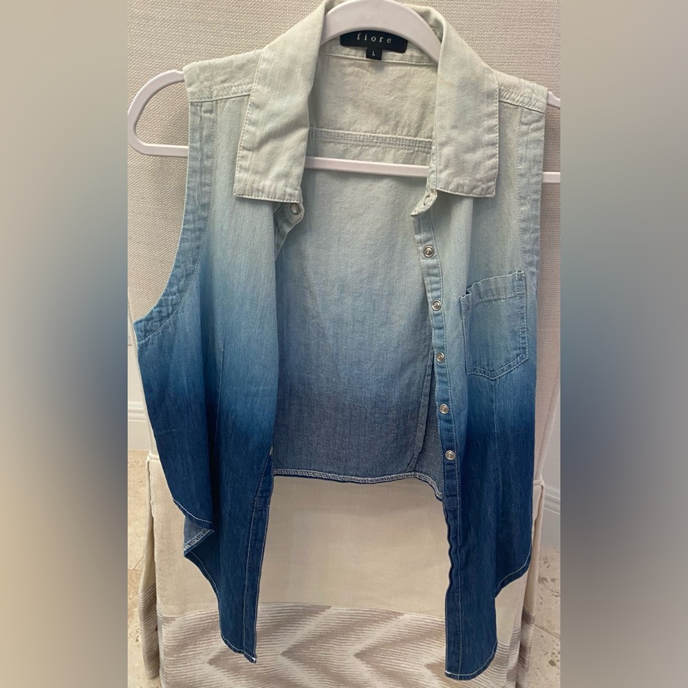 FIORE SLEEVELESS OMBRÉ DENIM BUTTON DOWN CROPPED SHIRT